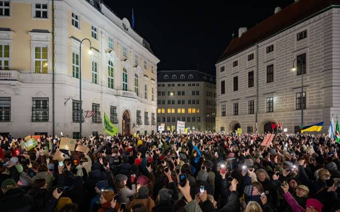 Bilder des Jahres 2025, News 01 Januar News Themen der Woche KW02 20250109 Kundgebung Alarm fuer die Republik-Protest gegen rechtsextremen Bundeskanzler WIEN, OESTERREICH - 09. JAENNER: TeilnehmerInnen der von den 34 Organisationen gebuendelt im Oesterreichischen Netzwerk Zivilgesellschaft (OeNZ) u.a. Volkshilfe, Greenpeace und SOS Mitmensch veranstaltender Kundgebung unter dem Motto -Alarm fuer die Republik-Protest gegen rechtsextremen Bundeskanzler- anlaesslich des Regiernugsauftrags von Bundespraesident der Republik Oesterreich Alexander -Sascha- Van der Bellen an FPOe Abgeordneter zum Nationalrat und Bundesparteiobmann Herbert Kickl vor dem Bundeskanzleramt am Ballhausplatz am 09. Jaenner 2025 in Wien, Oesterreich. 250109_SEPA_17_047 Copyright: xIsabellexOuvrardx SEPAxMedia