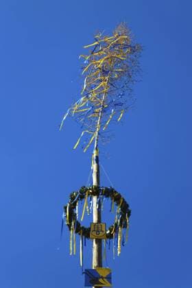 Maibaum, verzierter, geschmückter Baum, Kranz, Bänder, Stamm, Tradition, Brauchtum, Zeichen des Handwerks, Alter Schulplatz, Hemmingen, Landkreis Ludwigsburg, Baden-Württemberg, Deutschland, Europa Maypole, decorated tree, wreath, ribbons, trunk, tradition, custom, sign of craftsmanship, Alter Schulplatz, Hemmingen, Ludwigsburg district, Baden-Württemberg, Germany, Europe Copyright: imageBROKER KatharinaxHild iblhil12085212.jpg