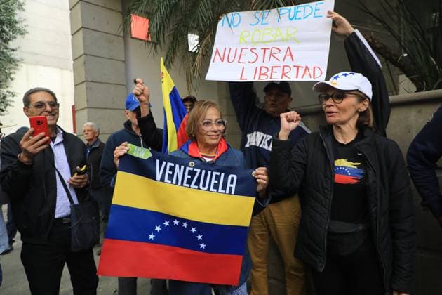 Venezuelans Protest Against Arrest of Maria Corina Machado Venezuelan citizens living in Mexico City, protest outside the Venezuelan embassy in Mexico, against the recent arrest of Maria Corina Machado and the reelection of President Nicolas Maduro. on January 9, 2025 in Mexico City, Mexico. (Photo by Ian Robles Eyepix Group) Copyright: xIanxRobles xEyepixxGroupx EL_09012025_140278JPEG