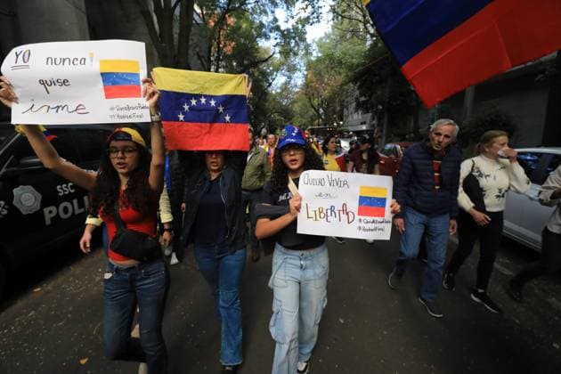 Venezuelans Protest Against Arrest of Maria Corina Machado Venezuelan citizens living in Mexico City, protest outside the Venezuelan embassy in Mexico, against the recent arrest of Maria Corina Machado and the reelection of President Nicolas Maduro. on January 9, 2025 in Mexico City, Mexico. (Photo by Ian Robles Eyepix Group) Copyright: xIanxRobles xEyepixxGroupx EL_09012025_140295JPEG