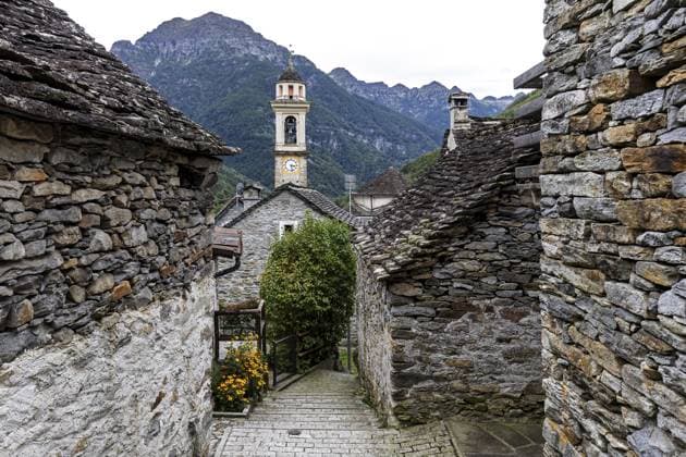 Typische Tessiner Steinhäuser und Kirche im Dorf Sonogno, Verzascatal, Valle Verzasca, Kanton Tessin, Schweiz, Europa Typical Ticino stone houses and church in the village of Sonogno, Verzasca Valley, Valle Verzasca, Canton Ticino, Switzerland, Europe Copyright: imageBROKER HarryxLaub ibxhal11752590.jpg
