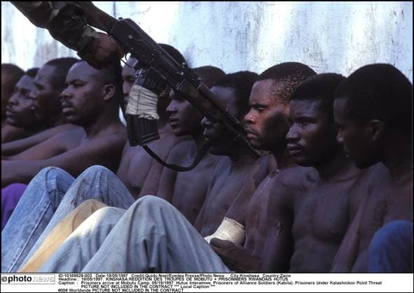 Archivbilder der Woche KW02 19 05 1997. KINSHASA:REDDITION DES TROUPES DE MOBUTU + PRISONNIERS RWANDAIS HUTUS Prisoners arrive at Mobutu Camp. 05 19 1997. Hutus Interamwe , Prisoners of Alliance Soldiers (Kabila). Prisoners Under Kalashnikov Point Threat Kinshasa Zaire  Copyright: xQuiduxNoelx