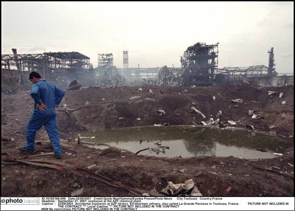 September 21, 2001: explosion at the AZF chemical plant 22 09 2001. Accidental explosion at AZF factory, Elf-Atochem refinery, also called La Grande Paroisse in Toulouse, France. *** local caption *** Toulouse France  Copyright: xQuiduxNoelx