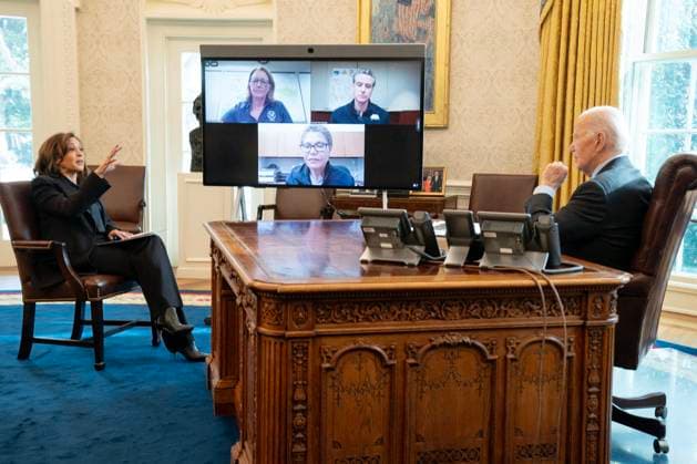 News Themen der Woche KW02 News Bilder des Tages Biden Wildfire Response President Joe Biden, joined by Vice President Kamala Harris and White House Homeland Security Advisor Liz Sherwood-Randall, and on video screen Governor Gavin Newson (D-CA), Los Angeles Mayor Karen Bass, and FEMA Administrator Deanne Criswell, convenes key officials for a briefing on the federal response to the wildfires in Los Angeles in the Oval Office at the White House on Friday January 10, 2025. The National Preparedness Level was raised to prioritize additional suppression resources, including wildland fire crews and other personnel, engines, helicopters, airtankers and other aircraft, and other specialized heavy equipment. Photo by Leigh Vogel Pool ABACAPRESS.COM Washington D.C. United States  Copyright: xPool ABACAx