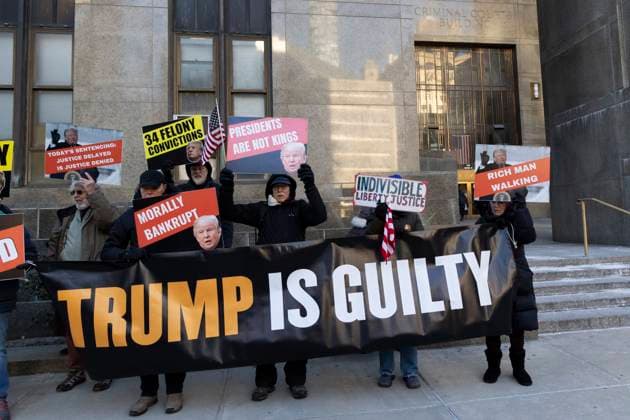 News Themen der Woche KW02 News Bilder des Tages January 10, 2025, New York, New York, USA: Outside the Manhattan Criminal Courthouse during President-elect Trump s sentencing in his hush money case anti-Trump and pro-Trump demonstrators hold signs and banners. Protesters with the activist group Rise & Resist hold a banner that reads TRUMP IS GUILTY and signs with images of President-elect Trump that read TODAY S SENTENCING: JUSTICE DELAYED IS JUSTICE DENIED MORALLY BANKRUPT PRESIDENTS ARE NOT KINGS INDIVISIBLE LIBERTY JUSTICE 34 FELONY CONVICTIONS RICH MAN WALKING. New York USA - ZUMAr174 20250110_znp_r174_052 Copyright: xGinaxMxRandazzox