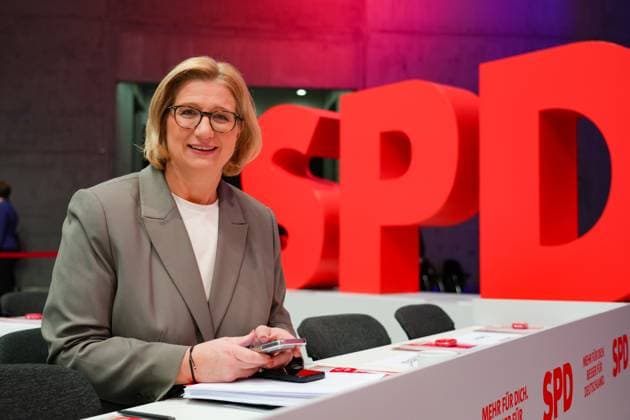 SPD ausserordentlichen Bundesparteitag 2025 Anke Rehlinger Ministerpraesidentin des Saarland und stellvertretende Bundesvorsitzende im Portrait mit SPD Logo beim ausserordentlichen SPD Bundesparteitag in Berlin , Berlin , 11.01.2025 Berlin Berlin Deutschland