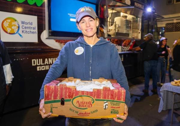 Bilder des Jahres 2025, Entertainment 01 Januar Entertainment Themen der Woche KW02 January 9, 2025, Pacific Palisades, California, USA: WCK Volunteer and Actress Jennifer Garner and Congress Woman Judy Chu in the Food truck helping to prepare food for the World Central Kitchen (WCK). They are there to feed California fire victims and anyone else who come from a food truck owned by Greg Dolan, owner of DulanÃ¢â‚¬â ¢s Soul Food Restaurant and Catering Co., at the temporarily shut down Jack in the Box in the city of Altadena, which has been decimated by the Eaton fire. Pacific Palisades U.S.A - ZUMAk144 20250109_znp_k144_065 Copyright: xAmyxKatzx