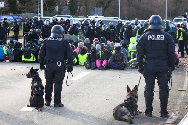 News Themen der Woche KW02 Riesa - 10.000 Menschen erwartet: Großdemonstration gegen AfD-Parteitag, Polizei mit Großaufgebot vor Ort In Riesa soll an diesem Samstag der AfD-Bundesparteitag vor der vorgezogenen Bundestagswahl im Februar stattfinden. Die AfD will an diesem Wochenende ihr Wahlprogramm beschließen und Parteichefin Alice Weidel offiziell zur Kanzlerkandidatin küren. Dagegen regt sich Widerstand. Mehrere Aktionsbündnisse haben für Samstag zu umfangreichen Protesten aufgerufen. Die Polizei erwartet bis zu 10.000 Versammlungsteilnehmern aus dem gesamten Bundesgebiet. So sollen am Samstagmorgen die Zufahrtswege und die Eingänge der Tagungsstätte - der WT Energiesysteme Arena - versperrt werden. Wir werden zivilen Ungehorsam ausüben und nicht freiwil Copyright: xEHLxMediax 20250111_AFD_Riesa8_21
