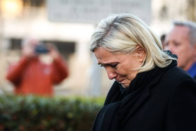 Bilder des Jahres 2025, News 01 Januar News Themen der Woche KW02 News Bilder des Tages OBSEQUES DE JEAN MARIE LE PEN PHOTOPQR LE TELEGRAMME Vincent Le Guern 11 01 2025 Trinité sur Mer 56 11 01 2025 Obsèques de Jean Marie Le Pen lémotion de Marine Le Pen à larrivée au cimetière La Trinite sur Mer, France, jan 11th 2025 Far right foundator and former leader Jean Marie Le Pen funerals France  Copyright: xPHOTOPQR LExTELEGRAMME MAXPPPxVincentxLexGuernx 20250111TGB9832 20250111TGB9832