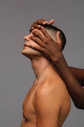 Creative Highlights Symbolbilder Artistic portrait of two men, one with hands covering the others eyes, against a neutral background. 28365128 ,model released, Symbolfoto RECORD DATE NOT STATED