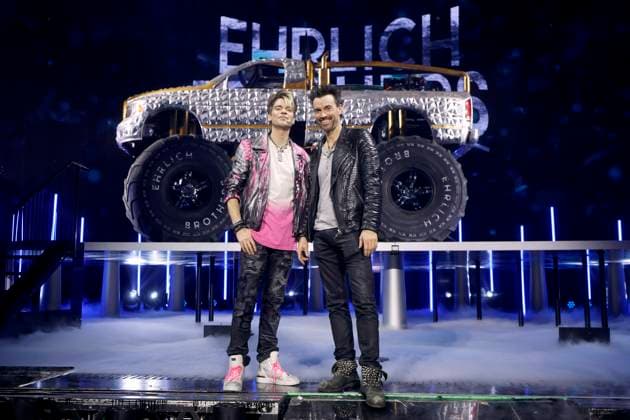 Bilder des Jahres 2025, Entertainment 01 Januar Entertainment Themen der Woche KW02 Entertainment Bilder des Tages Die Zauberkünstler Christian Ehrlich (l) und Andreas Ehrlich, bekannt als die Ehrlich Brothers, posieren vor einem Monster Truck im Rahmen ihrer Show Diamonds - Die besten Illusionen aus 10 Jahren in der Lanxess-Arena. Köln, 11.01.2025 NRW Deutschland *** The magicians Christian Ehrlich l and Andreas Ehrlich, known as the Ehrlich Brothers, pose in front of a monster truck as part of their show Diamonds The best illusions from 10 years in the Lanxess Arena Cologne, 11 01 2025 NRW Germany Copyright: xChristophxHardtx
