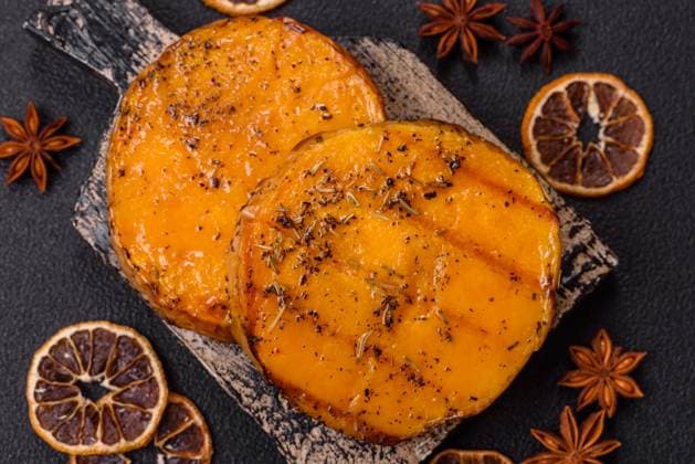 Kürbis in Scheiben geschnitten und mit Rosmarin und Gewürzen gegrillt Kürbis in Scheiben geschnitten und mit Rosmarin und Gewürzen gegrillt Copyright: xZoonar.com TetianaxChernykovax 22602005