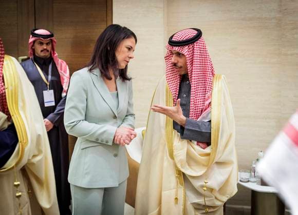 Bilder des Jahres 2025, News 01 Januar News Themen der Woche KW02 News Bilder des Tages Annalena Baerbock (Buendnis 90 Die Gruenen), Bundesaussenministerin, aufgenommen in Riad im Rahmen ihrer Teilnahme am Treffen der AussenministerInnen im erweiterten Aqaba-Format zu Syrien. Hier mit dem Aussenminister von Saudi-Arabien, Faisal bin Farhan Al Saud. Fotografiert im Auftrag des Auswaertigen Amtes Riad Saudi Arabien *** Annalena Baerbock Buendnis 90 Die Gruenen , Federal Foreign Minister, photographed in Riyadh as part of her participation in the meeting of foreign ministers in the extended Aqaba format on Syria Here with the Foreign Minister of Saudi Arabia, Faisal bin Farhan Al Saud Photographed on behalf of the Foreign Office Riyadh Saudi Arabia Copyright: xThomasxKoehler AAx