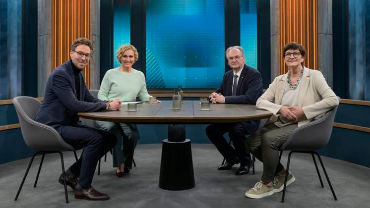News Themen der Woche KW02 News Bilder des Tages GER, Berlin, Studio, zu Gast bei - Caren Miosga, Polittalk, TV, Format, mit Moderatorin, Das Erste, aus Adlershof - am Studio 20, Das Thema: Schon wieder GroKo? Was Union und SPD fuer Deutschland wollen, v.l. im Bild: Veit Medick (Leiter Politikressort Stern), Caren Miosga, Reiner Haseloff (CDU, Ministerpräsident Sachsen-Anhalt), Saskia Esken (SPD-Parteivorsitzende), 12.01.2025, *** GER, Berlin, Studio, guest of Caren Miosga, Polittalk, TV, format, with presenter, Das Erste, from Adlershof at Studio 20, The topic Again GroKo What Union and SPD want for Germany, f l in the picture Veit Medick Head of Politics Department Stern , Caren Miosga, Reiner Haseloff CDU, Prime Minister Saxony Anhalt , Saskia Esken SPD Party Chairwoman , 12 01 2025, Copyright: HMBxMedia UwexKoch