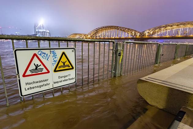 Bilder des Jahres 2025, News 01 Januar News Themen der Woche KW02 News Bilder des Tages Rhein Hochwasser in Köln -12.01.2025 Warnschilder am Wasser mit der Aufschrift HOCHWASSER LEBENSGEFAHR - Die Hochwasser Scheitelwelle erreicht Köln im Laufe des Tagesverlaufs. Bei Pegel 775 cm erreicht der Wasserstand des Rheins das Scheitel Niveau. Blick vom Rheinboulevard in Deutz auf den Kölner Dom, die Altstadt und die Hohenzollernbrücke. Eine Entspannung ist in Sichtweite Köln Deutz NRW Deutschland *** Rhine floods in Cologne 12 01 2025 Warning signs on the water with the inscription HOCHWASSER LEBENSGEFAHR The flood crest wave reaches Cologne during the course of the day At a level of 775 cm, the water level of the Rhine reaches the crest level View from the Rheinboulevard in Deutz of Cologne Cathedral, the Old Town and the Hohe Copyright: xBonn.digitalx xMarcxJohnx