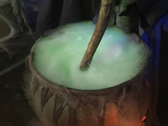 Hexe, die in einem Hexenkessel einen dampfenden Zaubertrank rührt Whitch stirring a steaming potion in a cauldron inside a witch cabin Copyright: imageBROKER OleksiyxMaksymenko ibxalx12078066.jpg