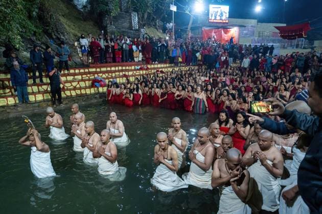 Bilder des Jahres 2025, News 01 Januar News Themen der Woche KW03 News Bilder des Tages Swasthani Brata Katha festival begins in Kathmandu, Nepal - 13 Jan 2025 Nepalese Hindu devotees gather to bathe on the first day of month-long Swasthani festival in the Shali River on the outskirts of Kathmandu. The month-long festival, dedicated to God Madhavnarayan and Goddess Swasthani, involves the recitation of folk tales about miraculous feats performed by them in many Hindu households.? Kathmandu Nepal Copyright: xPrabinxRanabhatx xSOPAxImagesx Swasthani bartakatha_Nepal_PR-7