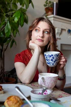 Woman enjoying tea while lost in thought at a cozy cafe Montreal, Quebec, Canada CR_ARUI250111B6-1625740-01 ,model released, Symbolfoto