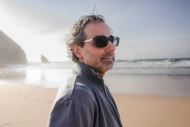 Creative Highlights Symbolbilder Close-Up Portrait of a Man Enjoying Praia da Adraga Beach Sintra, Lisbon, Portugal CR_ASAC250112-1627611-01 ,model released, Symbolfoto