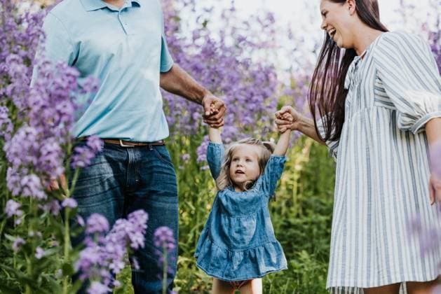 Creative Highlights Symbolbilder Family holds hands while standing in a field of wildflowers Sioux Falls, South Dakota, United States CR_ASWE250111-1462078-01 ,model released, Symbolfoto