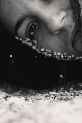 Creative Highlights Symbolbilder woman with littles stones in the face on a beach Pai, Mae Hong Son, Thailand R_GEMR250111-1625165-01 ,model released, Symbolfoto