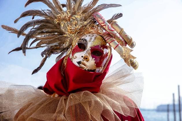 Festive masquerade attire with feathers and gold accents Venice, Veneto, Italy R_GVYI250112A-1626521-01 EDITORIAL USE ONLY