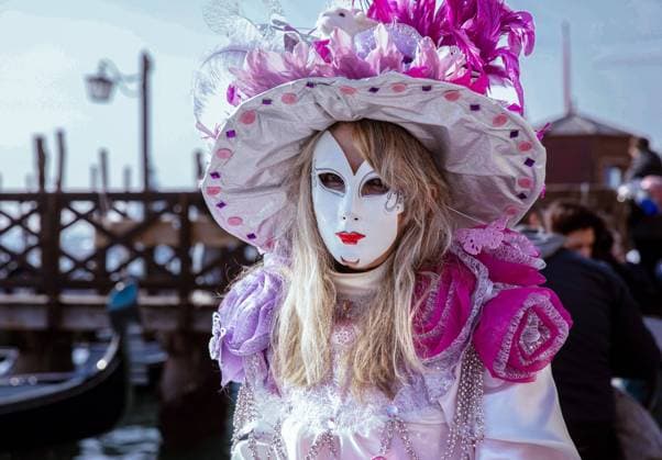 Elegant caucasian female in carnival mask and feathered hat by g Venice, Veneto, Italy R_GVYI250112A-1626524-01 EDITORIAL USE ONLY