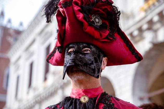 Caucasian male in ornate venetian mask and costume at carnival Venice, Veneto, Italy R_GVYI250112A-1626548-01 EDITORIAL USE ONLY