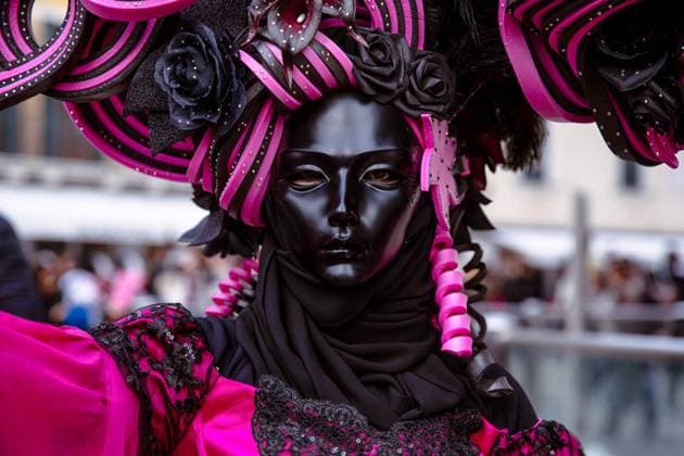 Elaborate costume and mask with pink and black details at carniv Venice, Veneto, Italy R_GVYI250112A-1626577-01 EDITORIAL USE ONLY