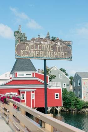 Welcome to Kennebunkport sign with lobster restaurant in background Kennebunkport, Maine, United States R_QIWH250112C-1626764-01