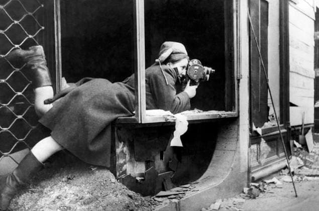 Archivbilder der Woche KW03 WWII CAMERA OPERATOR REIZMAN SHOOTING 23191 12.05.1945 Camera operator Otilia Reizman in a liberated Czech town. RIA Novosti Sputnik Czechoslovakia  Copyright: xRIAxNovostix