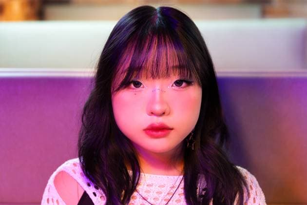 Creative Highlights Symbolbilder MR_ID25773_19218_LuoYi.jpg An Asian Gen Z girl is immersed in the vibrant atmosphere of an arcade Her expression reflects the excitement and energy of the colorful gaming environment Model Released GemaAlejo_ID25773_744351_034 Copyright: xGemaxAlejox
