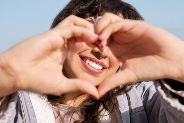 Creative Highlights Symbolbilder MR_ID25981_19334_ZairaCardona.jpg A cheerful young woman with dark hair makes a heart shape with her hands, showcasing her positive energy and carefree spirit Perfect for lifestyle and happiness themes Model Released GemaAlejo_ID25981_749684_015 Copyright: xGemaxAlejox RECORD DATE NOT STATED
