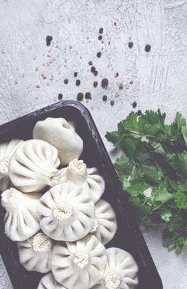 Frisch gefrorenes, rohes Khinkali, in einem schwarzen Plastikbehälter, Ansicht von oben, ohne Personen, georgische Küche Freshly frozen, raw khinkali, in a black plastic container, top view, no people, Georgian cuisine Copyright: imageBROKER xDidebashvili ibxgai12125011.jpg