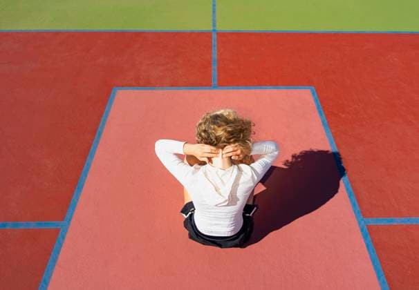 Creative Highlights Symbolbilder Back view of an unrecognizable young woman seated on a tennis court, tying her hair on a sunny day, suggesting a pause after playing tennis. Model Released VictorCuenca_ID25518_737632_017 Copyright: xVictorxCuencax