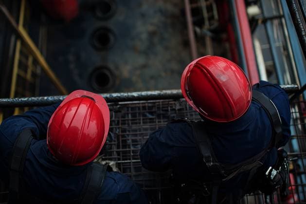 Creative Highlights Symbolbilder Top view of unrecognizable workers wear red helmets and safety harnesses at an industrial construction site, highlighting the importance of safety gear in hazardous work environments. Model Released Zhenikeyev_ID25798_745160_005 Copyright: xZhenikeyevx RECORD DATE NOT STATED
