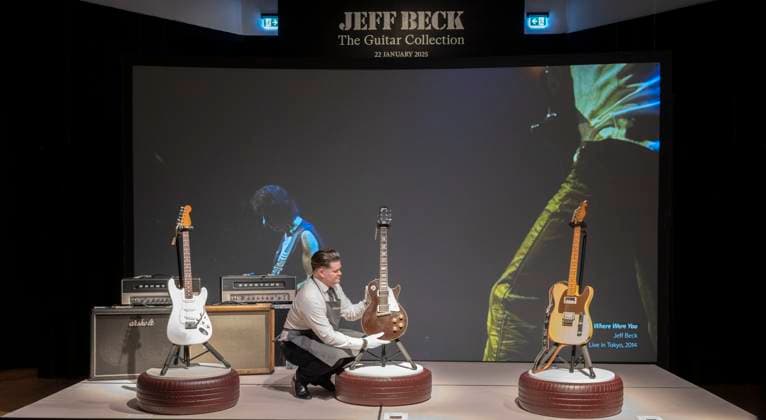 News Themen der Woche KW03 Jeff Beck guitar collection sale preview at Christie™s in London, UK, on 14th Jan, 2025 Christie™s, London, UK. 14th Jan, 2025. The London auction of multi-Grammy award-winning artist Jeff Beck (1944-2023) twice inducted into the Rock & Roll Hall of Fame - guitar collection takes place on 22 Jan 2025. This unique sale of over 130 guitars, amps and ˜tools-of-the-trade™, which Jeff played through his almost six-decades-long career, from The Yardbirds in 1965, to his last tour in 2022. Image (centre): Gibson Incorporated, 1954 and later, solid-body electric guitar, Les Paul model, known as The Oxblood™. Estimate Â£350,000-500,000., Credit:MALCOLM PARK Avalon  Copyright: xMALCOLMxPARKx xAvalonx 0953436620
