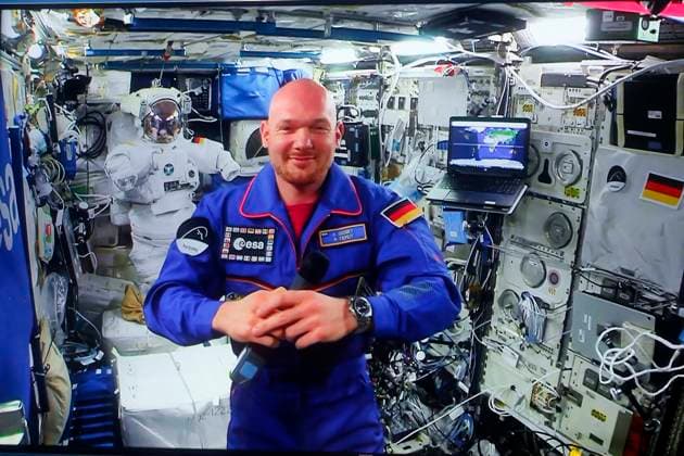 Bundeskanzlerin Angela Merkel telefoniert mit Astronaut Alexander Gerst auf der ISS bei einem Termin im Bundeskanzleramt in Berlin zu Jugend forscht, ESA, Berlin Deutschland, Germany *** Federal Chancellor Angela Merkel calls with Astronaut Alexander Gerst at the ISS at a Date at Federal Chancellery in Berlin to Youth researches, ESA, Berlin Germany, Germany