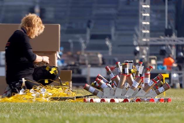 Pyronale 2018, Feuerwerkschampionat auf dem Maifeld in Berlin, am 12.10. 13.10.2018, Aufbau, Feuerwerker bauen Feuerwerk auf, Abschussrohre, Feuerwerksbombe, Berlin Deutschland, Germany
