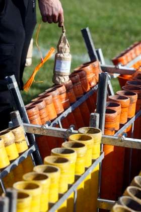 Pyronale 2018, Feuerwerkschampionat auf dem Maifeld in Berlin, am 12.10. 13.10.2018, Aufbau, Feuerwerker bauen Feuerwerk auf, Abschussrohre, Feuerwerksbombe, Berlin Deutschland, Germany