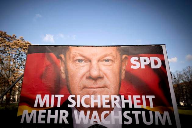 Olaf Scholz - SPD Wahlplakat DEU, Deutschland, Germany, Potsdam, Brandenburg, 08.01.2025 Wahlplakat mit Foto von Bundeskanzler Olaf Scholz mit Slogan Mit Sicherheit Mehr Wachstum Made in Germany Bonus zum Bundestagswahlkampf der SPD in Potsdam Brandenburg Deutschland . Nach dem Bruch der Drei-Parteien-Bundeskoalition im vergangenen November werden in Deutschland am 23. Februar 2025 vorgezogene Bundestagswahlen abgehalten. en: Election poster with photo of Chancellor Olaf Scholz with slogan Certainly more growth Made in Germany Bonus for the SPD federal election campaign in Potsdam Brandenburg Germany . After the breakup of the three-party federal coalition last November, early federal elections will be held in Germany on February 23, 2025.