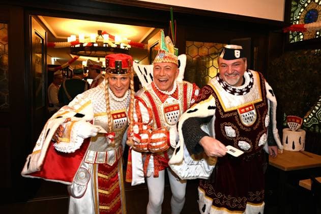 News Themen der Woche KW03 News Bilder des Tages Das neue Kölner Karneval Dreigestirn der Session 2024 2025 mit Jungfrau Marlis ( Hendrik Ermen ) , Prinz René I ( René Klöver ) und Bauer Michael ( Michael Samm ), l-r, von der Karnevalsgesellschaft StattGarde Colonia Ahoj e.V. beim närrischen kölschen Triathlon ins Brauhaus Sion *** The new Cologne Carnival triumvirate for the 2024 2025 session with Maid Marlis Hendrik Ermen , Prince René I René Klöver and Farmer Michael Michael Samm , l r, from the StattGarde Colonia Ahoj e V carnival society at the foolish Cologne triathlon in the Sion brewery