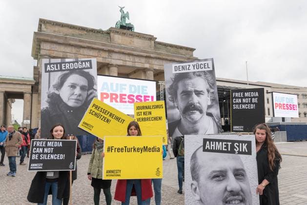 Auf die Presse: das FreeDeniz-Konzert zur Internationaler Tag der Pressefreiheit vor dem Brandenburger Tor in Berlin in Kooperation mit Amnesty International, Reporter ohne Grenzen fuer die Freilassung von Deniz Yuecel und alle anderen inhaftierten Journalisten in der Tuerkei und anderswo. Berlin Deutschland, Germany *** at the Press the FreeDeniz Concert to international Day the Freedom of the press before the Brandenburg Gate in Berlin in Cooperation with Amnesty International, Reporter without Borders for the Release from Deniz Yuecel and all others Prisoners Journalists in the Turkey and elsewhere Berlin Germany, Germany