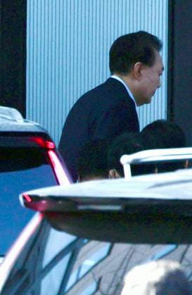 News Themen der Woche KW03 Staatskrise in Südkorea, Ermittler verhaften suspendierten Präsidenten Yoon Suk Yeol Yoon to appear at anti-corruption agency s office Yoon to appear at anti-corruption agency s office Impeached President Yoon Suk Yeol appears at the Corruption Investigation Office for High-ranking Officials inside the government complex in Gwacheon, south of Seoul, on Jan. 15, 2025, after investigators from police and the anti-corruption agency executed a warrant to detain Yoon in connection to his short-lived imposition of martial law. (Pool photo) (Yonhap) 2025-01-15 11:37:30 < 1980-2025 YONHAPNEWS AGENCY. .> ¼­¿ïÆ¯º°½Ã EDITORIAL USE ONLY  Copyright: xx PYH2025011511900031500 YonhapxNewsx yonphotos237356