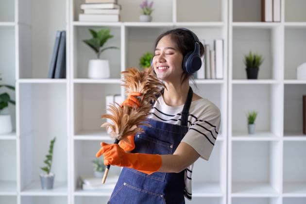 IMAGO Creative, Frühling, Frühjahrsputz Fröhliche junge asiatische Frau, die mit einem Staubwedel und Kopfhörern putzt. Fröhliche junge asiatische Frau, die mit einem Staubwedel und Kopfhörern putzt. ,model released, Symbolfoto Copyright: xZoonar.com NATEExMEEPIANx 22601312 ,model released, Symbolfoto ,property released