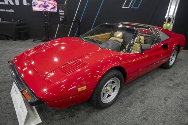 Detroit, Michigan USA 10. Januar 2025 Ein Ferrari 308 GTSi aus dem Jahr 1982, der in der Fernsehserie Magnum P.I. verwendet wurde. Das Fahrzeug war auf der Detroit Auto Show 2025 zu sehen Detroit, Michigan USA - 10 January 2025 - A 1982 Ferrari 308 GTSi used in the T.V. show Magnum P.I. The vehicle was on display at the 2025 Detroit Auto Show Copyright: imageBROKER JimxWest ibljiw12138798.jpg