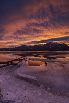 Morgenrot, Berge spiegeln sich in See, Wolken, Eis, zugefroren, Winter, Kochelsee, Ausblick auf Rabenkopf, Sonnenspitz, Jochberg, Alpenvorland, Bayern, Deutschland, Europa Dawn, mountains reflected in lake, clouds, ice, frozen, winter, Lake Kochel, view of Rabenkopf, Sonnenspitz, Jochberg, Alpine foothills, Bavaria, Germany, Europe Copyright: imageBROKER MartinaxMelzer ibxmmm12129907.jpg