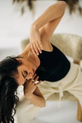 Creative Highlights Symbolbilder Woman in expressive dance pose, black top, cream pants, serene Newburyport, Massachusetts, United States CR_FKNH250110-1623984-01 ,model released, Symbolfoto