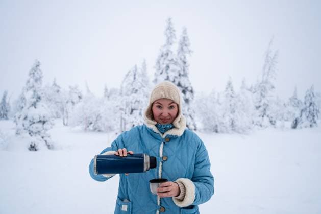 Creative Highlights Symbolbilder Woman pouring a hot drink from a thermos into a cup in winter forest Posio, Lapland, Finland CR_PJJZ250113-1625732-01 ,model released, Symbolfoto