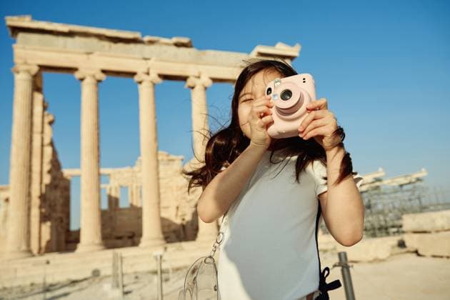 Creative Highlights Symbolbilder Girl is taking photos of the Parthenon at the Acropolis Athens, Greece CR_DIRA250113-1627211-01 ,model released, Symbolfoto